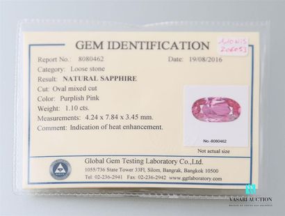 null Saphir rose de taille ovale calibrant 1,10 carats. Sous certificat plastique...