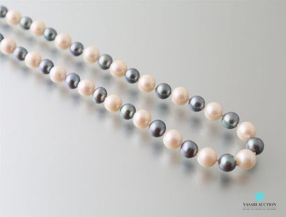 null Collier de perles blanche et grise de culture d'eau douce disposées en alternance
Long....