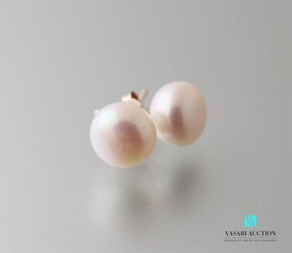 null Pair of silver earrings adorned with two important freshwater cultured pearls.
Brutto...