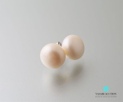 null Pair of silver earrings set with two freshwater cultured pearls Gross
weight...