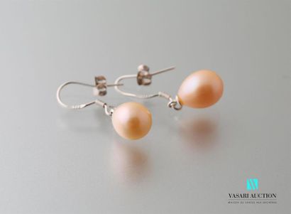 null Pair of silver earrings adorned with two orange-pink freshwater cultured pearls.
Brutto...