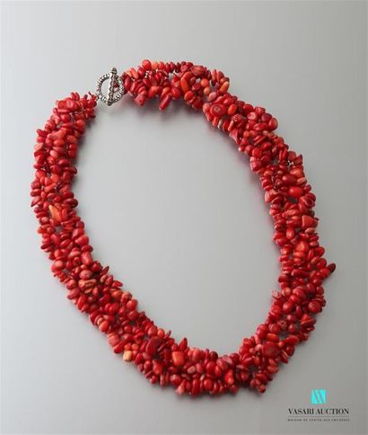 null Necklace with three rows twisted with coral root pucks, the silver plated metal...