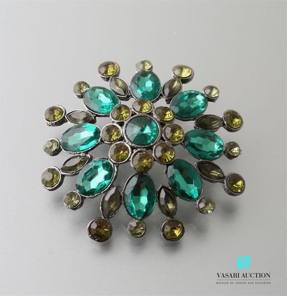 null Brooch featuring a flower widely blooming in green tones
Diameter: 6.8 cm