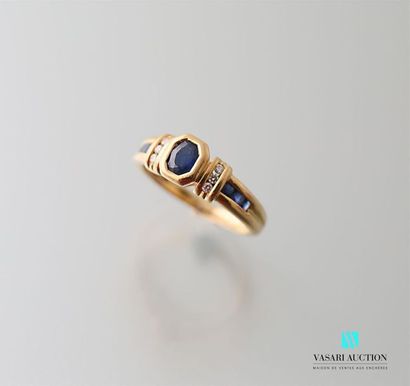 null 750-thousandths yellow gold ring centred on an oval sapphire with three small...