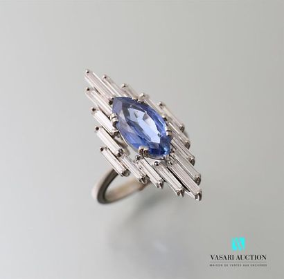 null Bague en or gris 750 millièmes centrée d'un corindon synthétique bleu navette...