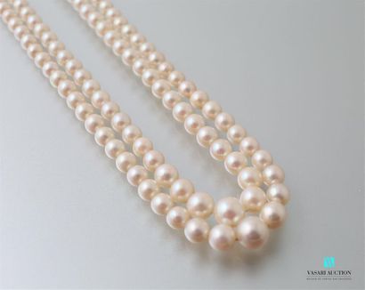 null Two-row necklace of cultured pearls falling from 3 mm to 7.3 mm, ratchet clasp...