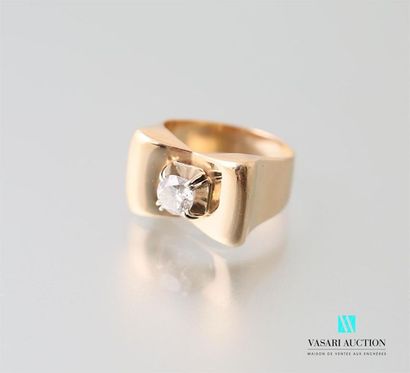 null 750-thousandth yellow gold butterfly ring set with a central diamond of about...