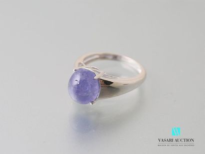 null Silver ring 925 thousandths decorated with a cabochon tanzanite Gross
weight:...