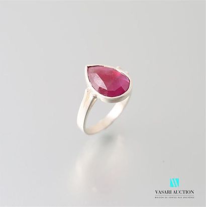 null Ring in 925 thousandths silver decorated with a facetted treated ruby cut into...