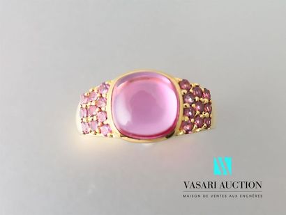 null Ring in vermeil centred on a cabochon garnet, the shoulder paved with rhodolites
Gross...