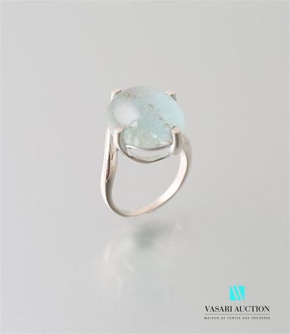 null Ring in silver 925 thousandths decorated with an aquamarine in cabochon Gross
weight:...