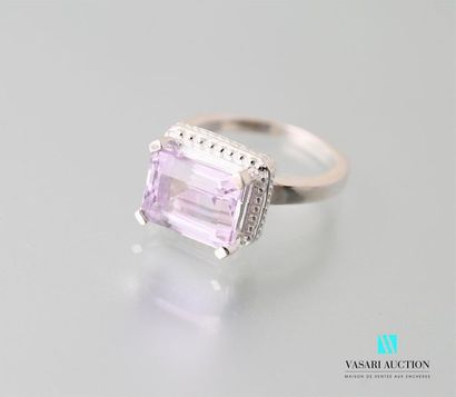 null Ring in 925 thousandths silver decorated with an emerald cut amethyst.
Gross...