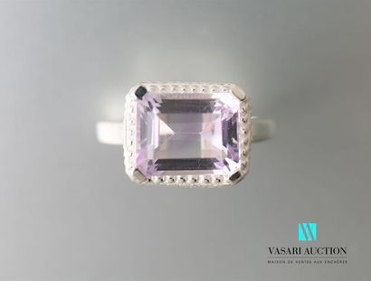 null Ring in 925 thousandths silver decorated with an emerald cut amethyst.
Gross...