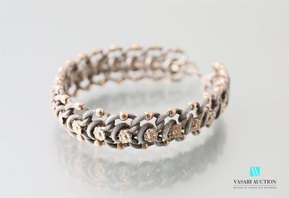 null Silver bracelet with string meshes topped with flowers 
(small wear on the gilding)
Weight:...