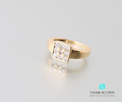 null Ring in 750-thousandths yellow gold, square motif paved with nine diamonds of...