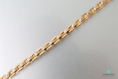 null Vest chain in 750-thousandths yellow gold with fancy mesh.
Weight: 19.93 g -...