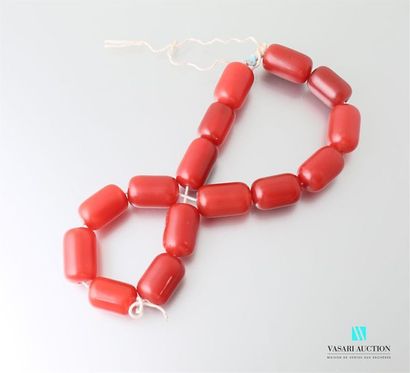 null Collier en perles d'ambre oblongue de couleur rouge
Provenance : Moyen Orient
Perles...