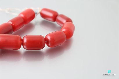 null Collier en perles d'ambre oblongue de couleur rouge
Provenance : Moyen Orient
Perles...