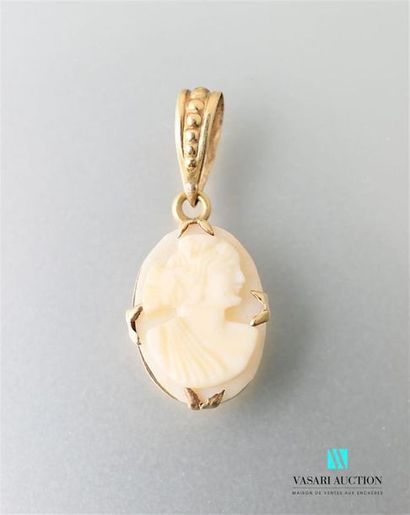 null Yellow gold pendant 750 thousandths set with a chalcedony cameo depicting an...