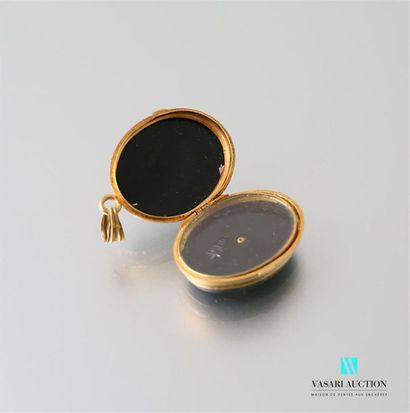 null Pendant medallion photo holder in yellow gold 750 thousandths and onyx, the...