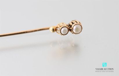 null 750-thousandths yellow gold pin set with two imitation half pearls.
Gross weight:...