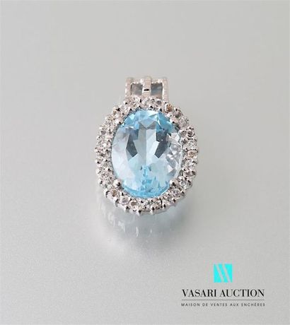 null Silver pendant decorated with an oval blue topaz hemmed with white
topazes Gross...