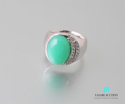 null Asymmetrical silver ring decorated with a jade cabochon and two croissants set...