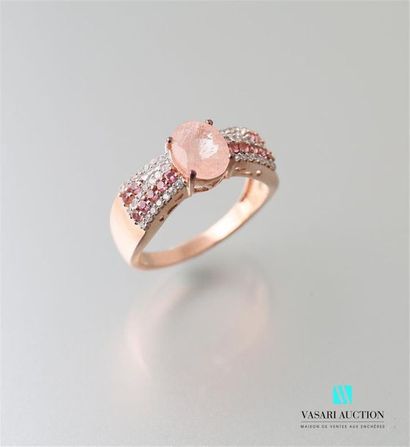 null Ring in vermeil centred on a pink oval morganite with topaz
lines Gross weight:...