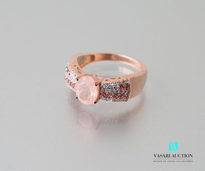 null Ring in vermeil centred on a pink oval morganite with topaz
lines Gross weight:...