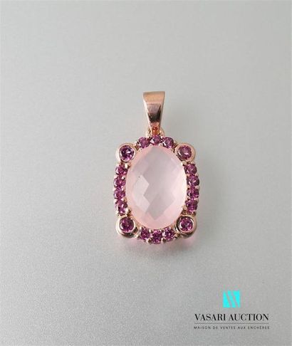 null Pendentil en vermeil centré d'un quartz rose faceté ourlé de tourmalines
Poids...