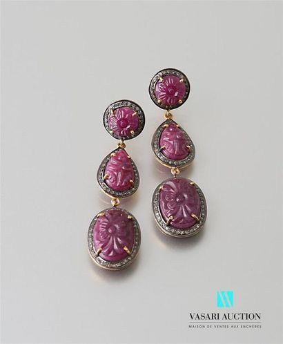 null Pair of earrings in vermeil, chaucune made of three engraved rubies, one round,...