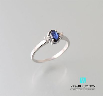 null Ring in 750-thousandths white gold adorned with an oval sapphire with diamonds...