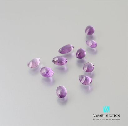 null Dix améthystes ovales ou en poire facetées calibrant un total de 52 carats ...