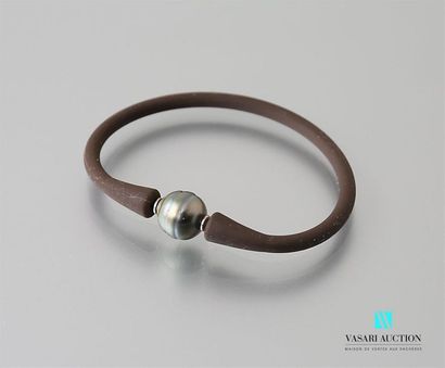 null Plastic bracelet centered with a Tahitian pearl