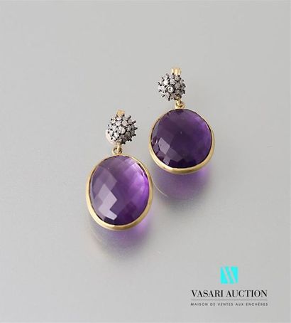 null Pair of 750 thousandths yellow gold earrings, each set with a faceted oval amethyst...
