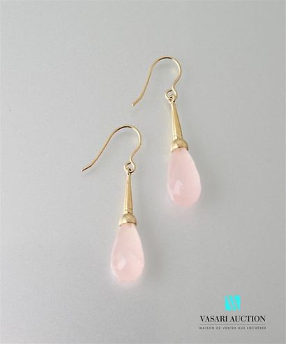 null Pair of earrings for ears pierced in vermeil, each supporting a pink quartz...