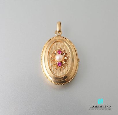 null Pendant medallion opening in 750 thousandths yellow gold, the front face guilloched...