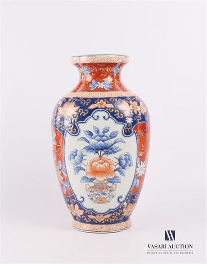 null Balsam-shaped porcelain vase with polychrome peony decoration in reserves on...
