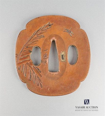 null Tsuba de forme quadrilobé en cuivre à décor gravé de palmes, scarabé et libellule...