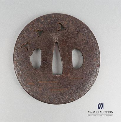 null Tsuba de forme ovale en fer à décor ajouré de trois oiseaux
Signé sur une face
(oxydation)
7,5...