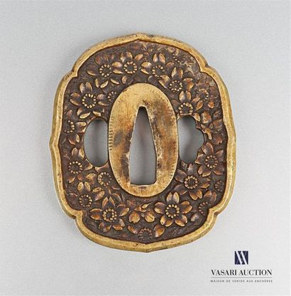 null Gilded bronze Tsuba, the rim scrolled, decorated with flowers
(wear and tear)
7.5...