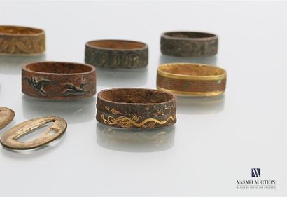 null Lot de neuf fushis en bronze, en cuivre et en fer, à décor de pousses de bambou,...