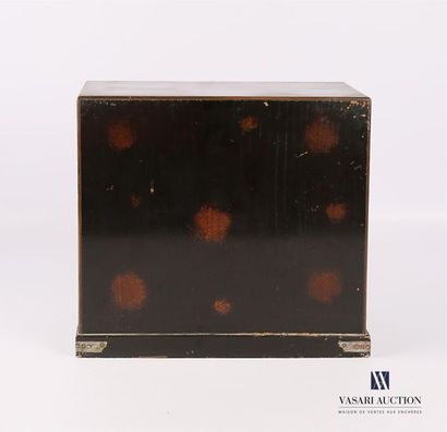 null JAPAN
A small black, brown and gold lacquered wooden cabinet, it opens in its...