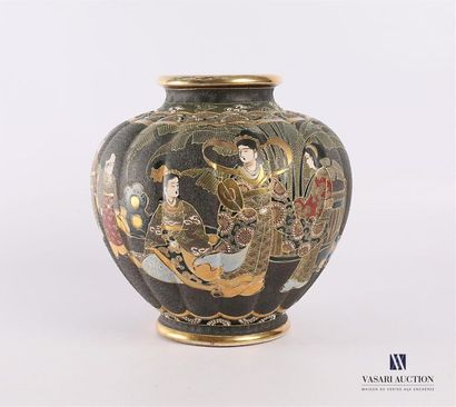 null JAPAN - SATSUMA 
Fine ribbed porcelain ball-shaped vase decorated with geishas...