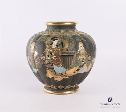 null JAPAN - SATSUMA 
Fine ribbed porcelain ball-shaped vase decorated with geishas...