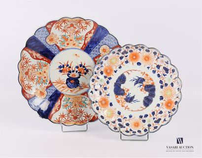 null JAPAN
Two dishes the polylobed border in white porcelain with polychrome decoration...