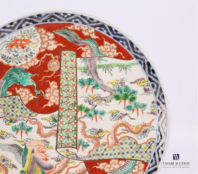 null JAPAN
Flat white porcelain dish with polychrome decoration and gold highlights...