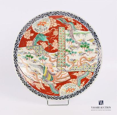 null JAPAN
Flat white porcelain dish with polychrome decoration and gold highlights...