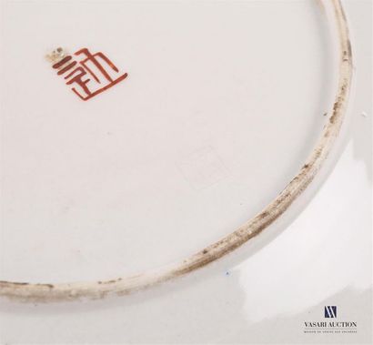 null JAPAN
A white porcelain dish treated in polychrome with a samurai in the basin...