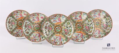 null CHINA - CANTON
Suite of five white porcelain plates treated in polychrome and...